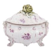 LUDWIGSBURG. Große Deckelterrine, um 1770.