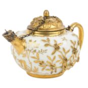 MEISSEN "Kleine Teekanne mit reliefierter Goldstaffage" 1725-1730
