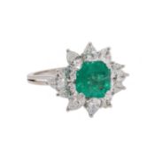Ring mit Smaragd entouriert von Diamanttropfen 