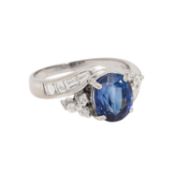 Ring mit feinem Saphir ca. 3,3 ct und Diamanten 