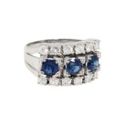 Ring mit 3 Saphiren zus. ca. 1,60 ct und Brillanten