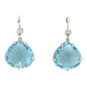 Paar Ohrhänger mit 2 Blautopas von ca. 39 ct 