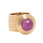 Ring mit rundem Rubincabochon von ca. 12 ct, 