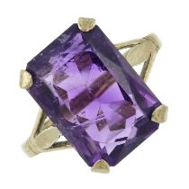 A 9ct gold amethyst single-stone ring