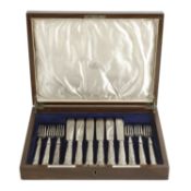 Cased set of George V silver fish knives & forks