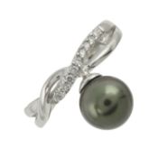 A 9ct gold cultured pearl & diamond dress ring