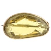 An early 20th century yellow paste brooch