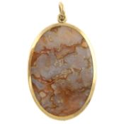 A 9ct gold agate panel pendant