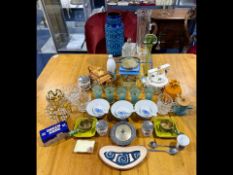 Box of Oddments, to include glass ware,