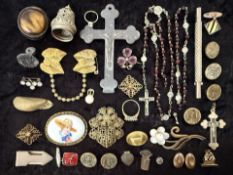Bag of Collectibles & Oddments to include crucifixes, painted brooch, rosary beads, old buttons,