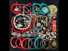Box of Quality Costume Jewellery, comprising beads, pearls, crystals, necklaces, pendants, earrings,