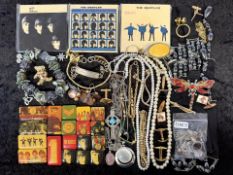 Bag of Collectibles, to include jewellery and oddments.