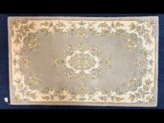 100% Woollen Indian Rug, from the Plantation Rug Company Stockport, in beige and ivory. Measures