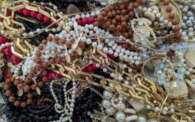 Quantity of Costume Jewellery, comprising pearls, beads, necklaces, earrings, bracelets, brooches, a