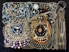 Box of Quality Costume Jewellery, to include beads, pearls, chains, rings, earrings, necklaces,