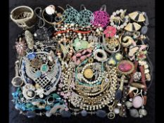 Box of Quality Costume Jewellery, to include beads, pearls, chains, rings, earrings, necklaces,