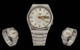 Seiko 5 Gents Stainless Steel Automatic Watch. Features Date / Day Display Window, White Dial,