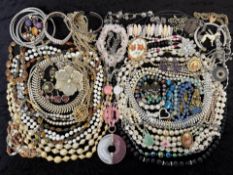 Box of Quality Costume Jewellery, to include beads, pearls, chains, rings, earrings, necklaces,