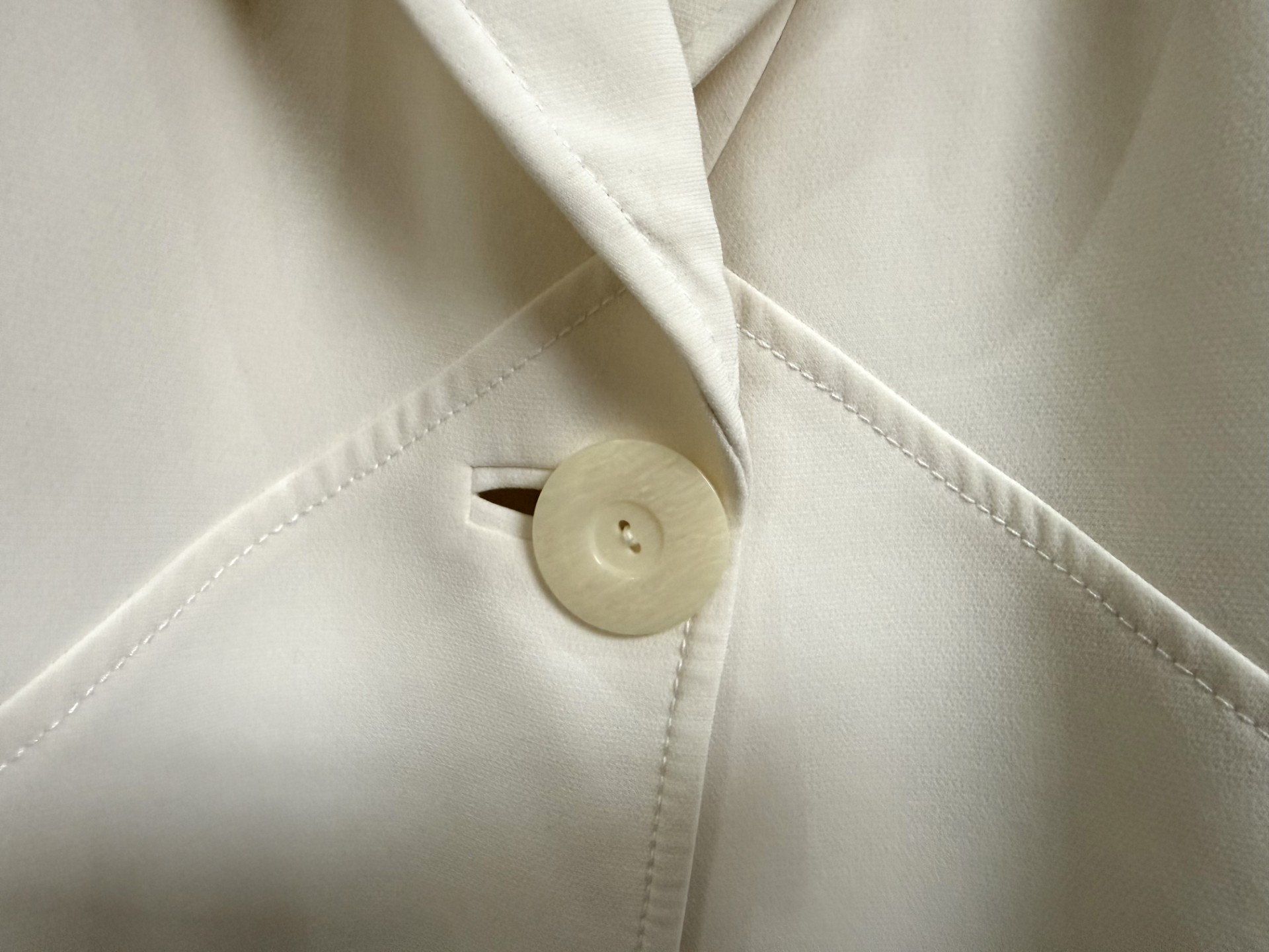 Ladies Cream Lightweight Coat, fully lined, dry clean only, one button fastening. - Image 2 of 2