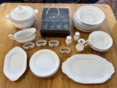 Chodziez White Part Dinner Service, comp
