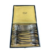 A cased set of twelve French Christofle silver plated fiddle and thread pattern pastry forks, 14.