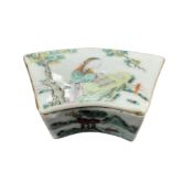 A Chinese enamelled porcelin fan shaped box and cover, late 19th century, 10cm wide