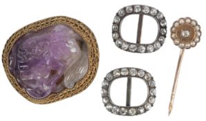 A collection of jewels, comprising: a Chinese carved amethyst and gilt silver filigree brooch,