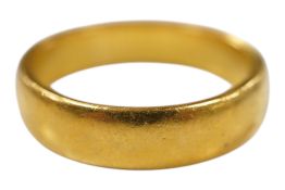 A George V 22ct gold wedding band, size Q, 8.4 grams.