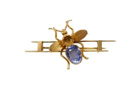 A yellow metal and oval cut sapphire set bee brooch, (stone missing), unmarked, 55mm, gross weight