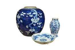 A Chinese blue and white porcelain saucer dish, diameter 16cm, a hexagonal vase, both Kangxi