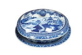 AChinese blue and white porcelain covered tureen and stand, 18th / 19th century, 37cm wide
