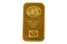 A cased yellow ingot inscribed ‘Fine gold 10 grams 9999’, with Chartered gold bar certificate.
