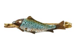 An Edwardian yellow metal (stamped 15) and enamel fish bar brooch, 42mm, gross weight 4.4 grams.