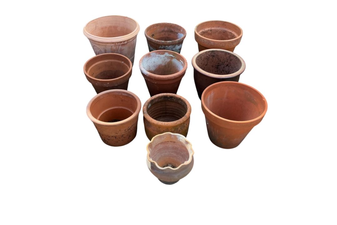 Ten terracotta pots, largest diameter 32cm, height 26cm - Image 1 of 2