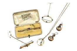A collection of 9ct jewellery, including cultured black and white pearl brooch, two bar brooches, an