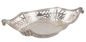An Edwardian pierced silver fruit bowl, by Sibray, Hall & Co Ltd, of shaped oval form, with scroll