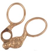 A gold cheroot cutter, circa 1900, engraved with floral decoration, length 4.7cm, stamped 14K-M,