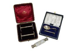 A cased pair of late Victorian silver knife rests by Goldsmiths & Silversmiths Co Ltd, London, 1899,