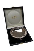 An Elizabeth II Garrard & Co silver waiter, Sheffield, 1995, on three claw and ball feet, 14.3cm,