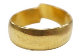 A late 1950's 22ct gold wedding band(cut), 4.1 gram.