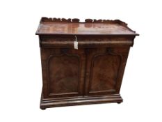 A William IV mahogany chiffonier, width 92cm, depth 41cm, height 93cm
