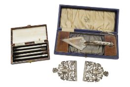 An Edwardian cased silver small trowel, Birmingham, 1905, 14.4cm, a cased set of four sterling