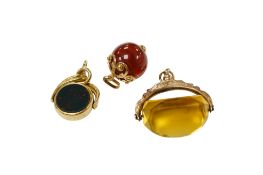 A late Victorian 18ct gold mounted bloodstone and carnelian set spinning fob seal, overall 27mm, a