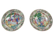 A pair of Chinese famille rose porcelain dishes, late 19th century, diameter 25cm.