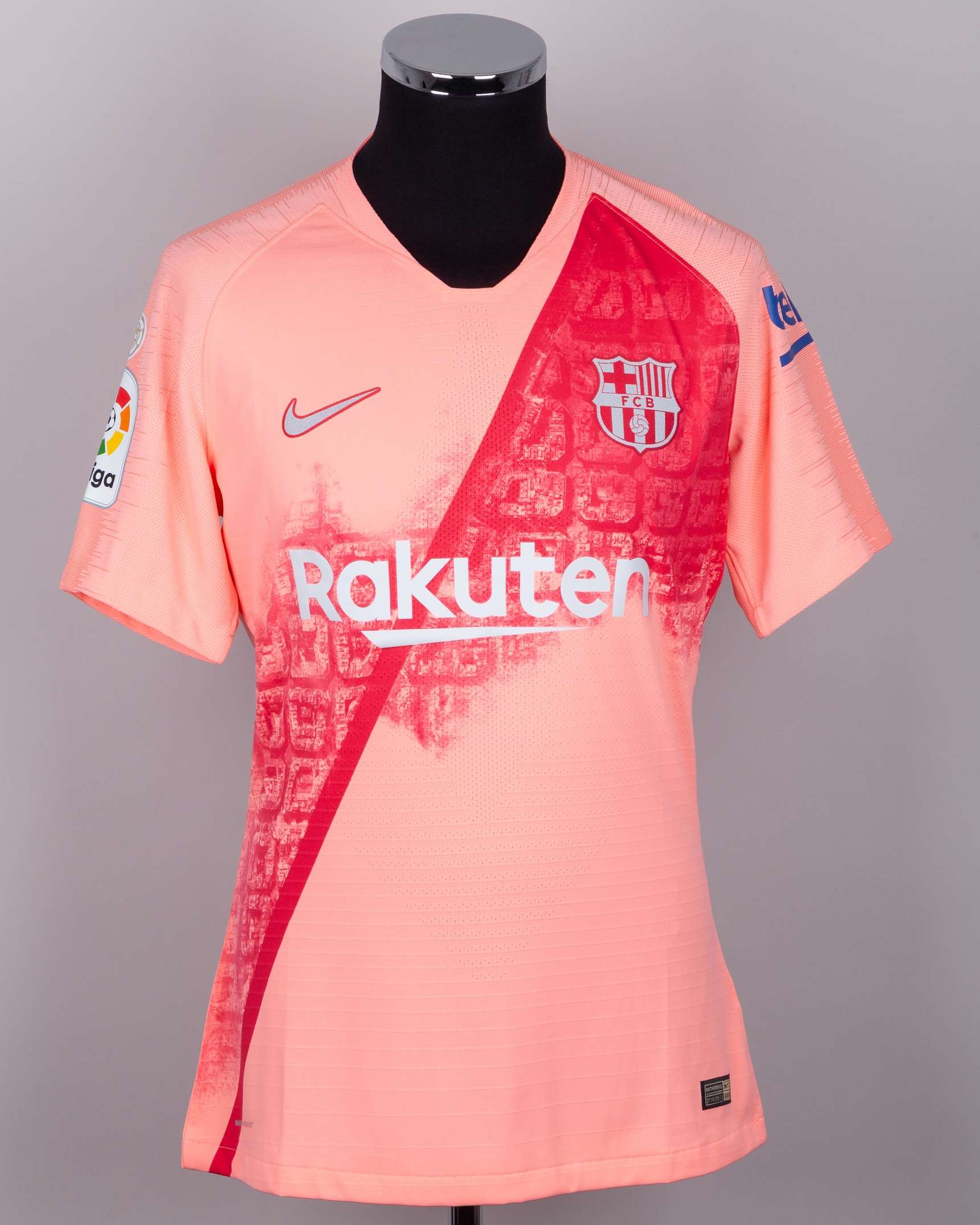 Lionel Messi pink issued No.10 Barcelona short-sleeved shirt, 2018-19 third