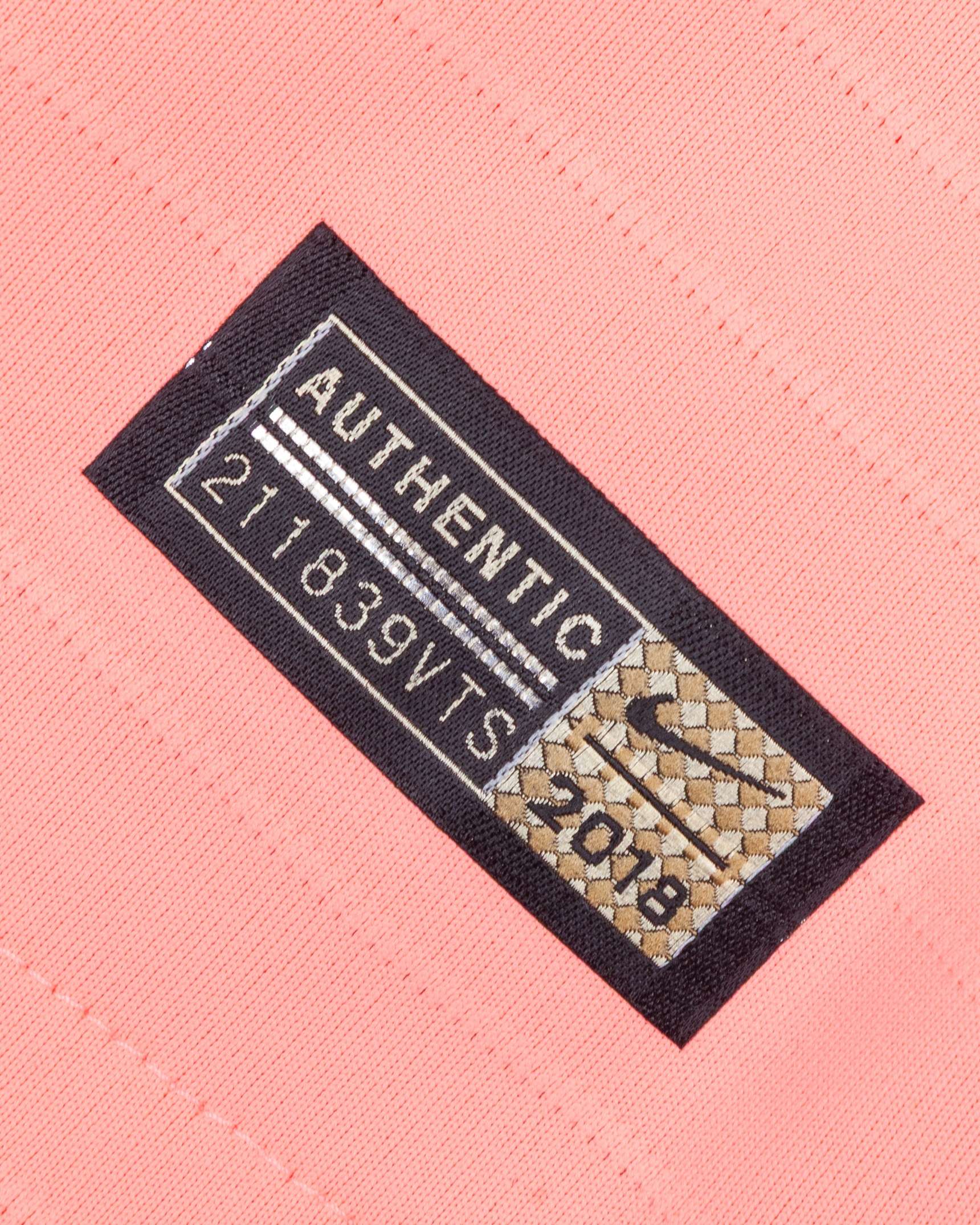 Lionel Messi pink issued No.10 Barcelona short-sleeved shirt, 2018-19 third - Image 5 of 6