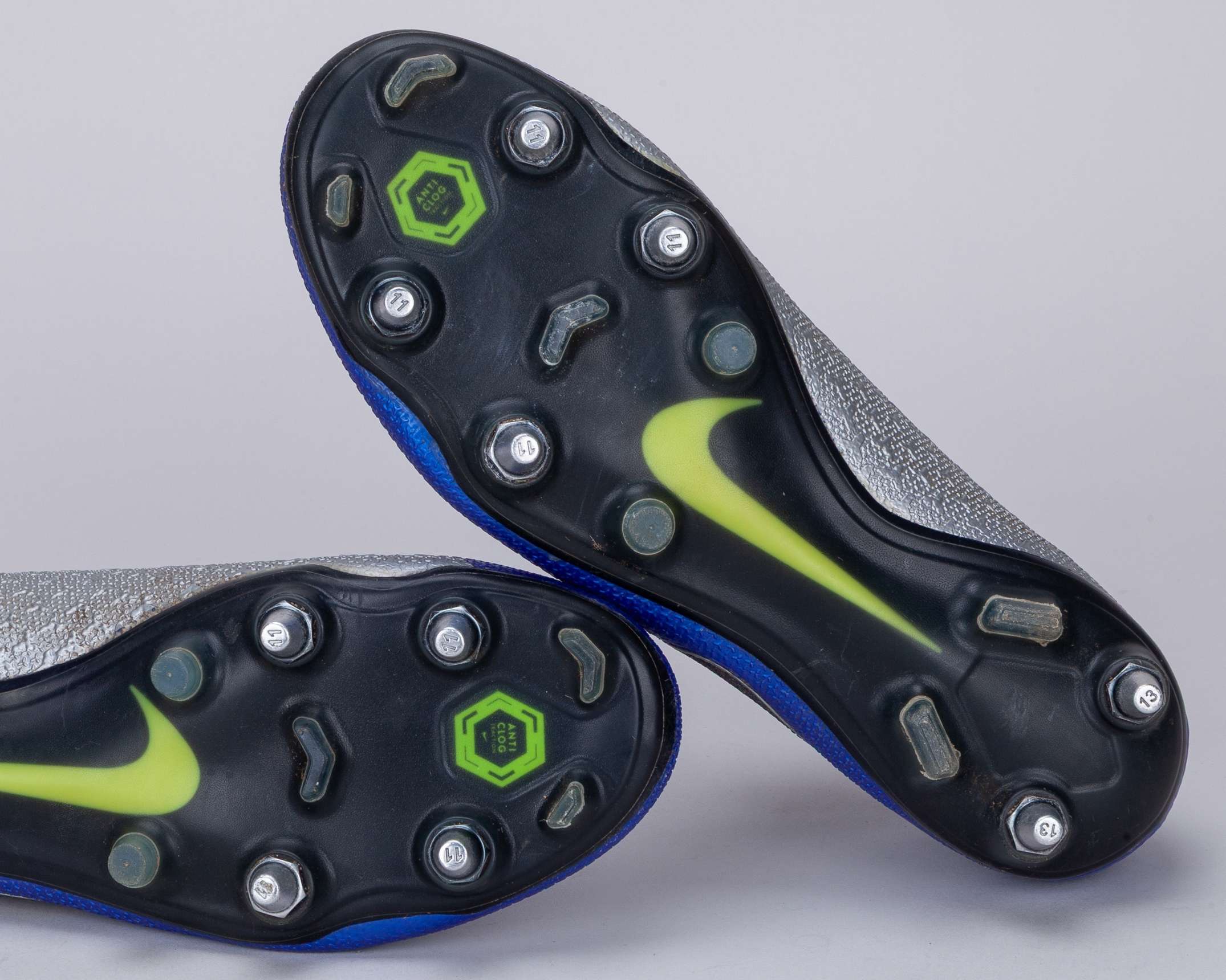 Arturo Vidal blue Nike Phantom SN match worn football boots, November 2018 - Image 4 of 6
