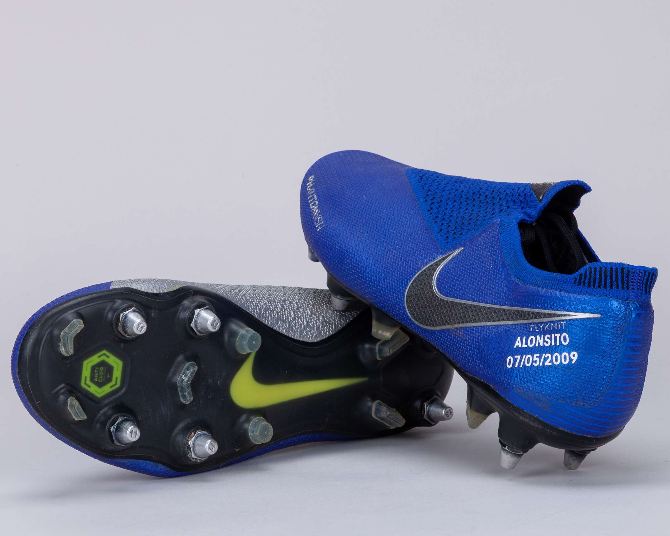 Arturo Vidal blue Nike Phantom SN match worn football boots, November 2018 - Image 2 of 6