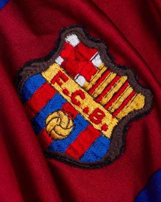 Enrique Castro Quini garnet and blue No.9 Barcelona match worn long-sleeved shirt, 1984 - Image 3 of 7