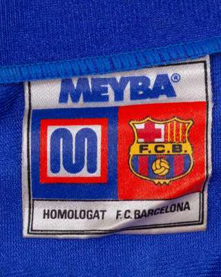 Enrique Castro Quini garnet and blue No.9 Barcelona match worn long-sleeved shirt, 1984 - Image 4 of 7